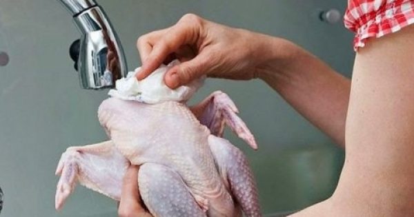 Οι ειδικοί προειδοποιούν! Γιατί δεν πρέπει ποτέ να πλένετε το κοτόπουλο ωμό…
