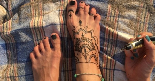 ΚΕΠΚΑ: Όχι στα τατουάζ από μαύρη χέννα στις διακοπές
