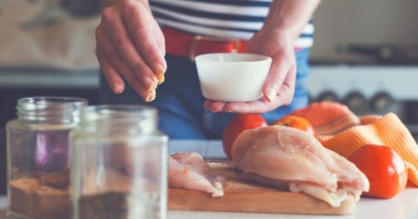 Μαγειρική: 10 επικίνδυνα λάθη που κάνουμε στην κουζίνα