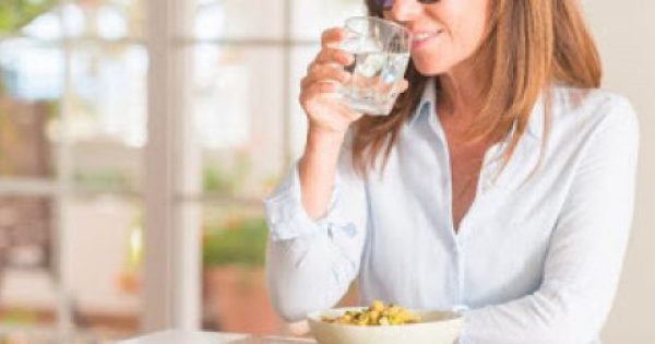 Πίνετε νερό όταν τρώτε; Δείτε πώς επηρεάζεται το σάκχαρο