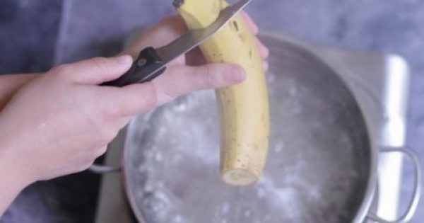 Κόβει τις άκρες της μπανάνας, την βάζει μέσα σε βραστό νερό και την αφήνει για 10 λεπτά. Το αποτέλεσμα; Δεν πάει το μυαλό σας!