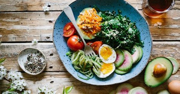 Featured Image for 10 τροφές που βοηθούν το σώμα σου να αδυνατίσει (χωρίς δίαιτα)