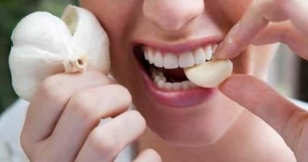 Φάγατε σκορδαλιά; Δείτε πώς θα απαλλαγείτε από την κακοσμία της αναπνοής!