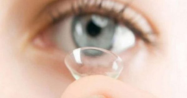 Φακοί επαφής: Πότε κινδυνεύετε με βακτήρια στο μάτι