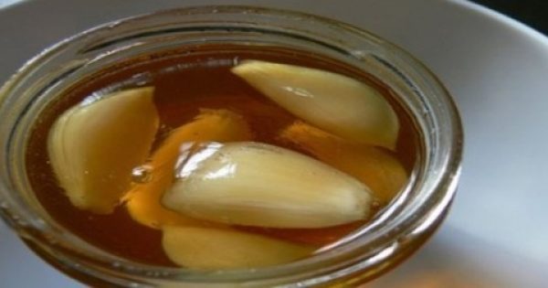 Featured Image for Δεν φαντάζεστε γιατί βάζει σκόρδο μέσα στο μέλι… Θα το κάνετε και εσείς