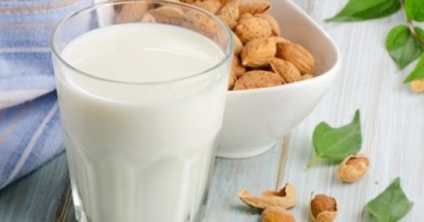 Γάλα αμυγδάλου: Τα θρεπτικά του στοιχεία και πώς θα το παρασκευάσετε