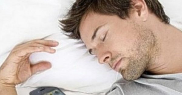 Τι μπορεί να πάθετε εάν κοιμάστε με το κινητό δίπλα σας;