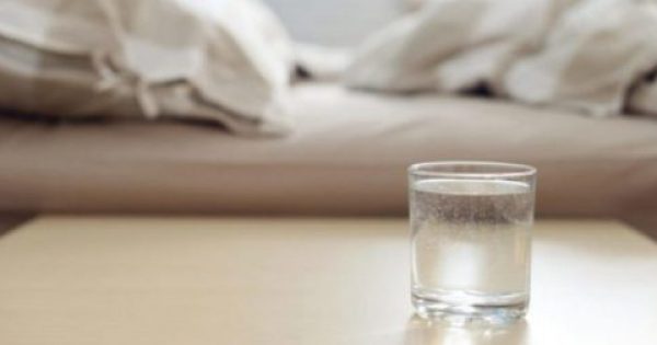 OXI νερό από το ποτήρι που έχετε δίπλα σας τη νύχτα. Δείτε γιατί