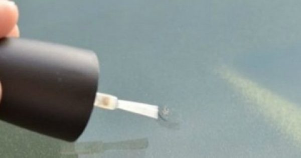 Featured Image for Περνάει το παρμπρίζ του αυτοκινήτου του με βερνίκι νυχιών. Ο λόγος; Απίστευτα χρήσιμος…