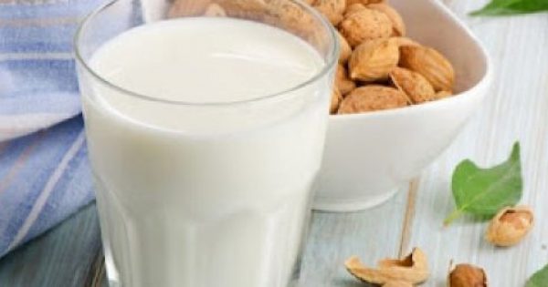 Μπορεί το γάλα αμυγδάλου να αντικαταστήσει το αγελαδινό;