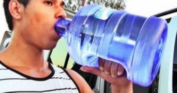 Αποφάσισε να πίνει 4 λίτρα νερό καθημερινά για 30 μέρες – Τα αποτελέσματα είναι συγκλονιστικά…