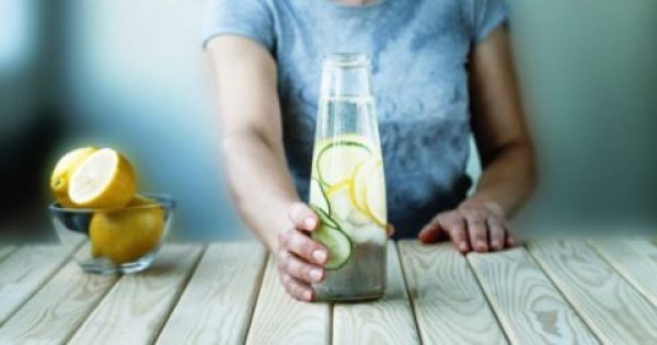 Featured Image for Βοηθάει το νερό με λεμόνι να κάψετε λίπος; Για δείτε τι λένε οι επιστήμονες…