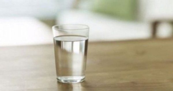 ΣΤΑΜΑΤΗΣΤΕ ΝΑ ΤΟ ΚΑΝΕΤΕ ΑΜΕΣΩΣ: Αφήνετε ένα ποτήρι νερό στο κομοδίνο σας, το βράδυ που κοιμάστε; – Δείτε τι συμβαίνει