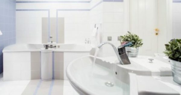 Featured Image for Αυτά Είναι τα Τρικς των Ξενοδοχείων για να Διατηρούν Πεντακάθαρα τα Λευκά Μπάνια τους
