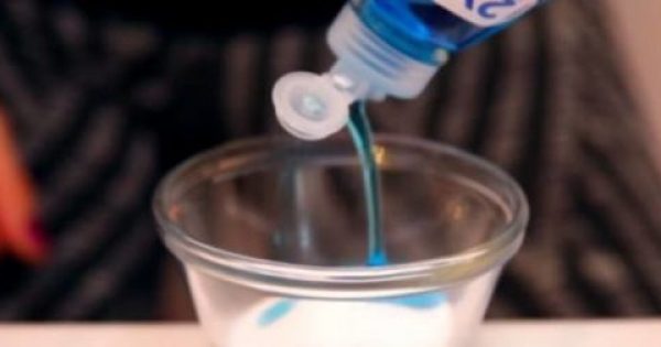 Πώς να καθαρίσετε άλατα και βρωμιές στην μπανιέρα με μόλις τρία υλικά [vid]