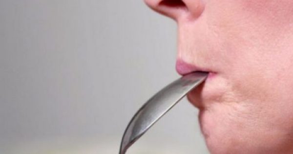 Μεταλλική γεύση στο στόμα: Πού οφείλεται και τι μπορείτε να κάνετε