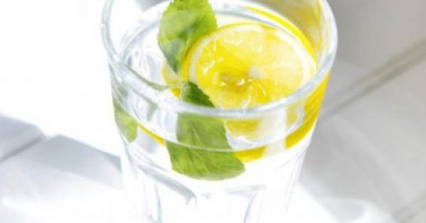 Δείτε τι κερδίζετε αν ξεκινάτε την ημέρα σας πίνοντας νερό με λεμόνι!