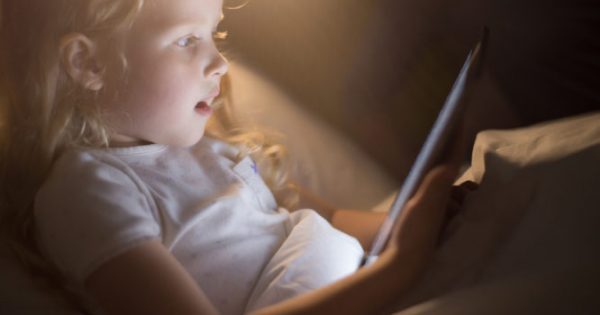 Μεγάλη προσοχή σε κινητά, tablets και υπολογιστές: Επηρεάζουν τον εγκέφαλο των παιδιών!!!