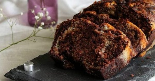 Αφράτο κέικ με κακάο, βανίλια και σταγόνες σοκολάτας