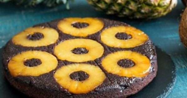Αναποδογυριστό σοκολατένιο κέικ καρύδας με ανανά (Video)