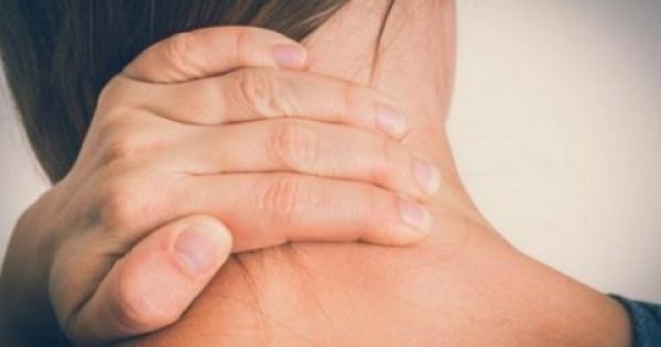 Ψύξη στον αυχένα: Πώς να απαλλαχθείτε άμεσα από τον πόνο