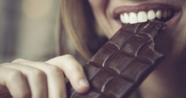 Ο βήχας σταματάει με σοκολάτα καλύτερα απ’ ό,τι με σιρόπι