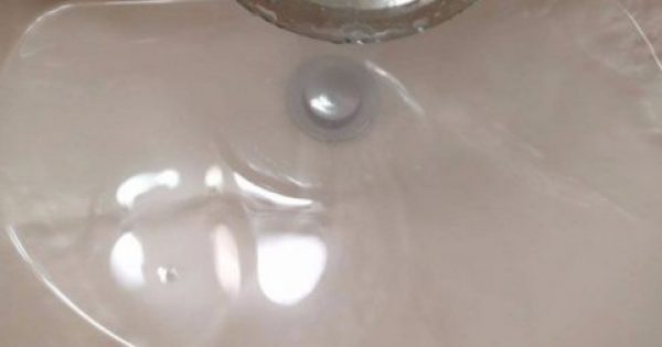 5 Αποτελεσματικές λύσεις για να ξεβουλώσετε τον μονίμως βουλωμένο νιπτήρα του μπάνιου σας χωρίς να καλέσετε υδραυλικό