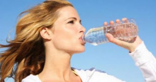 Δεν πίνεις νερό; Δες πώς θα το εντάξεις εύκολα στην καθημερινότητά σου