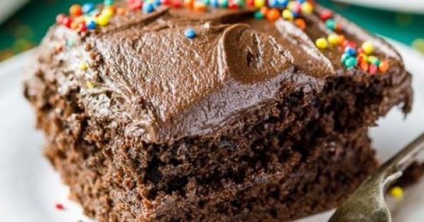 Πανεύκολο κέικ σοκολάτας με φυστικοβούτυρο και σοκολατένια επικάλυψη