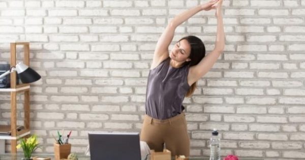 Γυμναστική στο γραφείο – Ασκήσεις για να μην πάρετε το σχήμα της… καρέκλας!