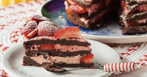 Κέικ σοκολάτας με φράουλες