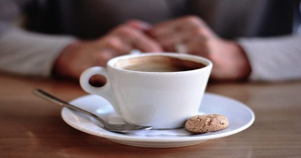 Γιατί ΔΕΝ πρέπει να πίνουμε καφέ και τσάι