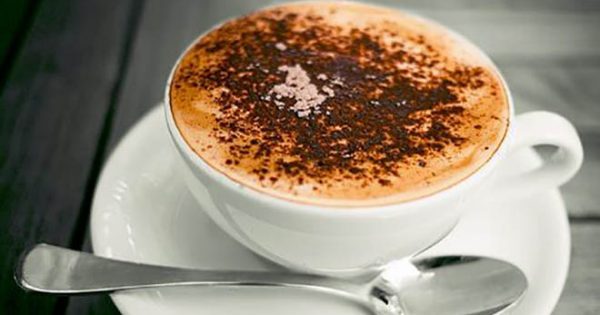 Featured Image for 4 λόγοι για τους οποίους πρέπει να προσθέτεις κανέλα στον καφέ σου!