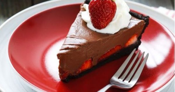 Featured Image for Σοκολατόπιτα “Όασις” με φράουλες σε μπισκοτένια βάση