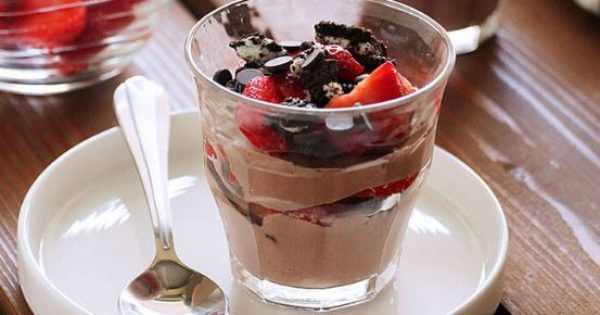 Σοκολατένιο παρφέ με γιαούρτι, σοκολάτα, όρεο και φράουλες σε 10 λ