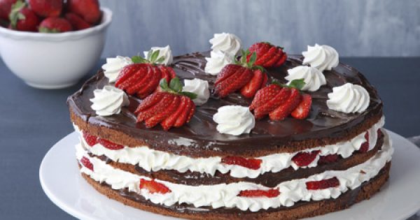 Δίχρωμη τούρτα με φράουλες