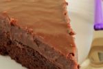 Featured Image for Τούρτα brownie με επικάλυψη fudge πραλίνας φουντουκιού