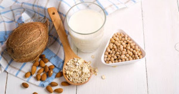 Featured Image for Γάλα αμυγδάλου vs γάλα σόγιας: Τα υπέρ και τα κατά για την υγεία σας