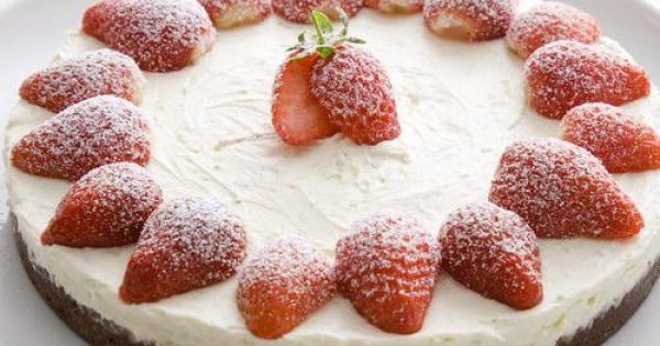 Πανεύκολο cheesecake με φράουλες χωρίς ψήσιμο