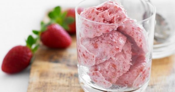 Featured Image for Frozen yogurt φράουλας με 3 υλικά
