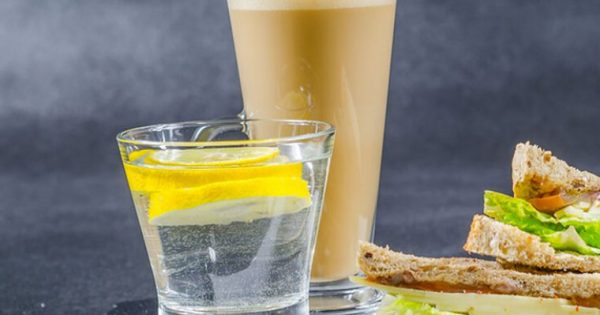 Νερό με λεμόνι αντί καφέ το πρωί: 5 λόγοι που αξίζει να το δοκιμάσετε