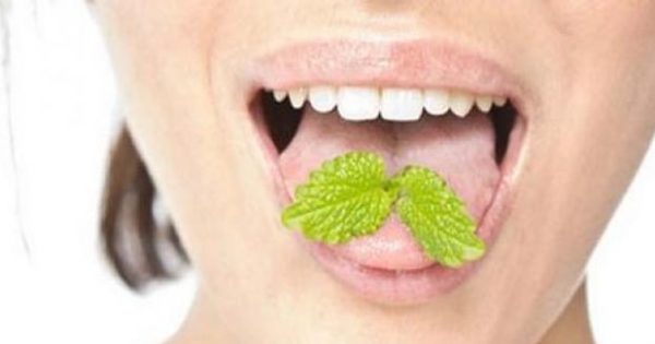 Αντιμετωπίστε την κακοσμία του στόματος με αυτούς τους φυσικούς τρόπους