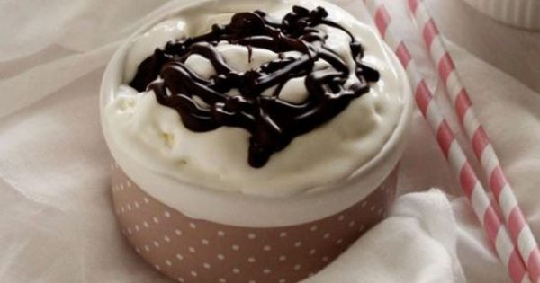 Παγωτό γιαούρτι με σος σοκολάτας
