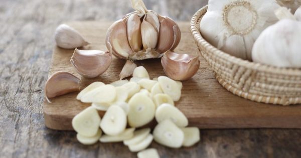 Featured Image for Σκόρδο ωμό ή μαγειρεμένο; Τι αλλάζει για την υγεία μας