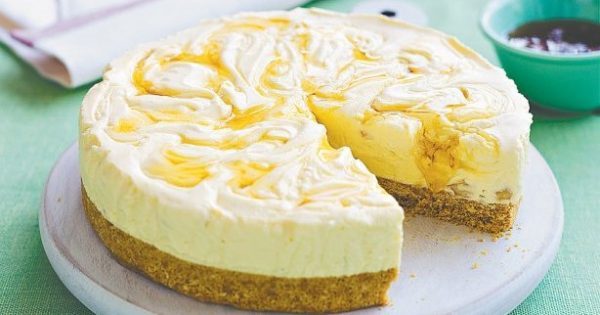 Featured Image for Παγωμένο cheesecake με μέλι και ξηρούς καρπούς