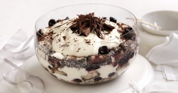 Featured Image for Trifle με κρέμα γιαουρτιού και κεράσια