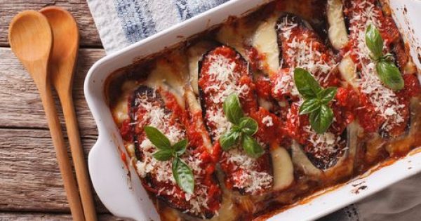 Featured Image for Μελιτζάνες με σάλτσα ντομάτας και παρμεζάνα στο φούρνο