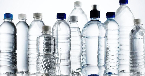 Όλες οι αλήθειες που δεν μάθατε ποτέ για τα μπουκάλια από τα οποία πίνουμε νερό