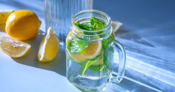 Featured Image for Πίνετε νερό με λεμόνι;Να τι συμβαίνει στο σώμα σας