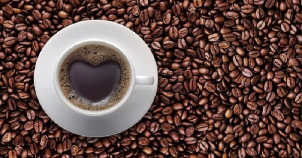 Featured Image for Τι κάνει ο κανονικός καφές στον οργανισμό σε σύγκριση με τον ντεκαφεϊνέ